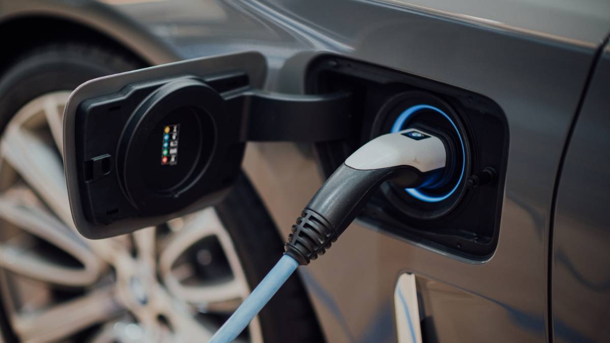 Electric Vehicles: Navigating the Road Ahead with Cutting-Edge Technology